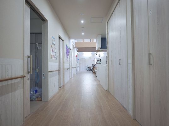 手すりを設置した廊下