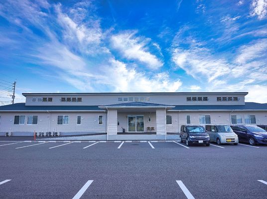 広々とした駐車場のある建物