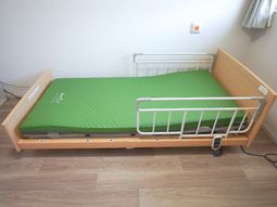 シンプルなベッド設備