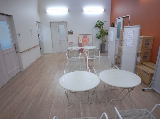 椅子やテーブルが置かれた共有スペース