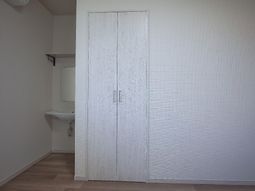 洋室のドアと洗面台