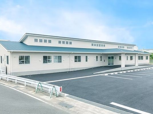 明るい外観の建物  