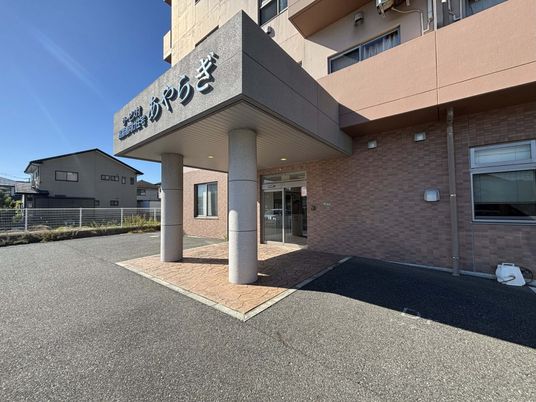 広々とした施設入口