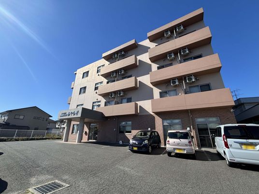 駐車場付きの建物の外観