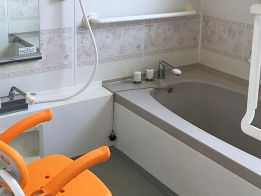 バリアフリー設計の浴室