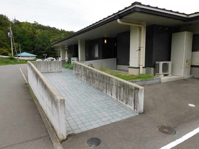 入りやすいエントランス エントランス 段差のないエントランスは、訪れる方にとって安全で快適なアクセスを提供します。