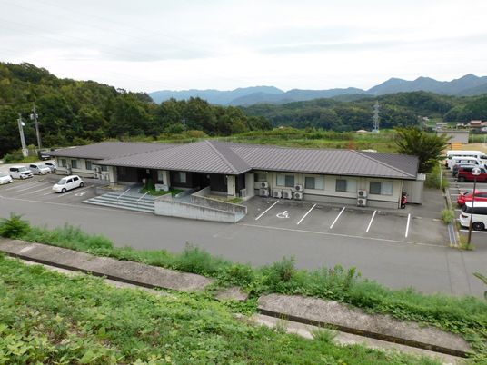 山に囲まれた建物の外観