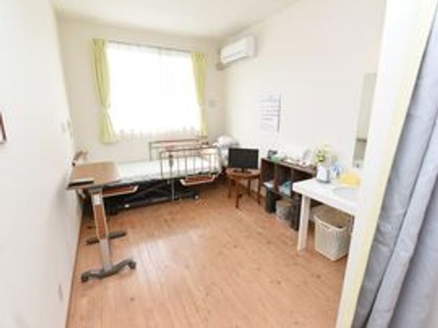 明るく広々した居室 居室 窓から自然光が差し込む快適な部屋で、居心地のよい環境が整っています。整理整頓された空間で、働くやりがいを感じられるでしょう。