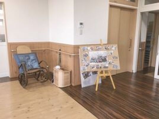 廊下に展示と車椅子