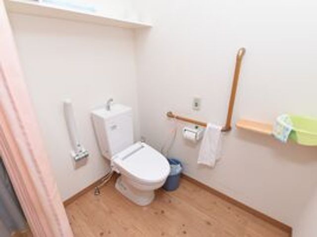 清潔感のあるトイレスペース トイレ 手すり付きで安全に配慮されたトイレです。清潔で明るい空間が保たれており、快適にご利用いただけます。