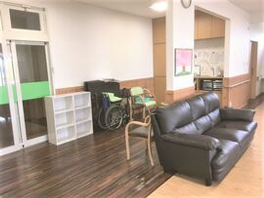 廊下に配置されたソファ