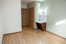 清潔な洗面設備を備え部屋