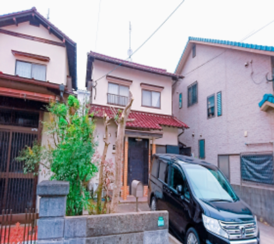 落ち着いた住宅街の外観