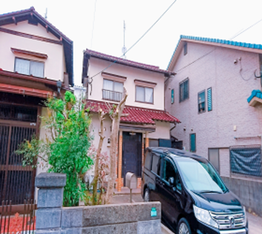 落ち着いた住宅街の外観