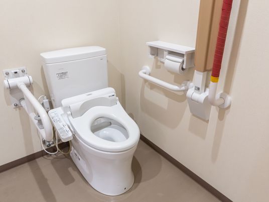 バリアフリー設計のトイレ