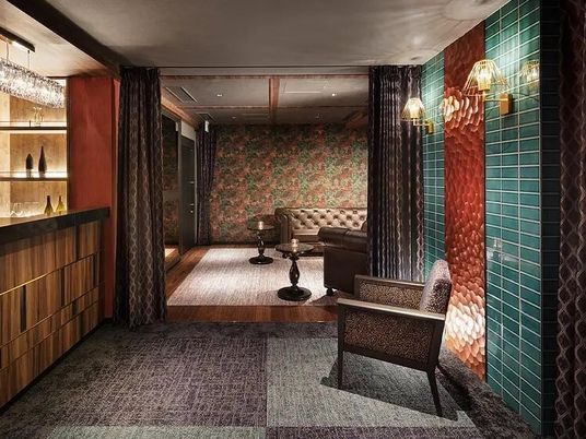 落ち着いた色合いのラウンジ