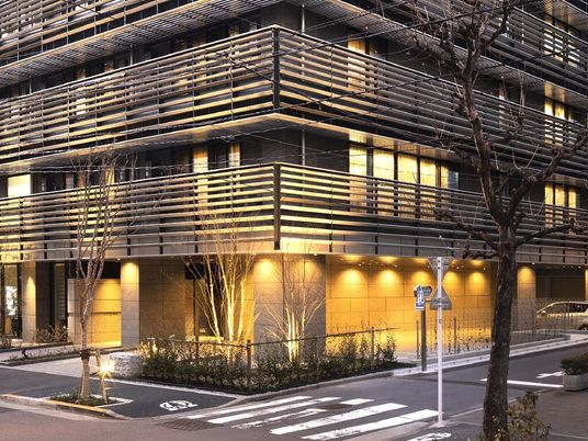 照明が灯るモダンな建物外観