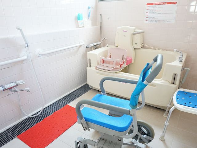 バリアフリー設計の浴室 浴室 手すりや椅子が備えられた清潔感のある浴室です。安心してご使用いただける環境が整っています。