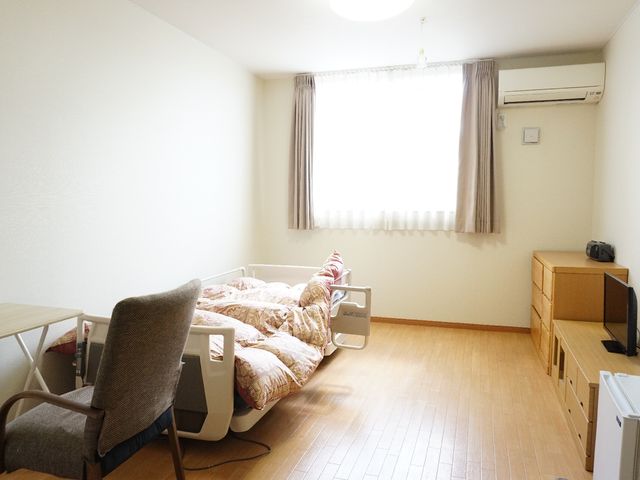 居室の明るい一角 居室 窓からの自然光溢れる居室です。リラックスできる雰囲気で、ご自身のペースで過ごせます。