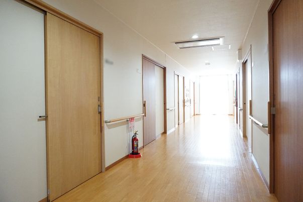 明るく広い廊下