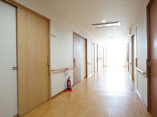 明るく広い廊下 廊下 清潔感のある廊下は通りやすく、随所に手すりが設けられており安心です。適度なゆとりで設計されているため、皆様の快適な移動がかないます。