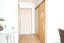 明るい廊下と洗面台
