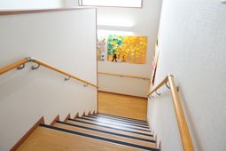 廊下の明るい装飾