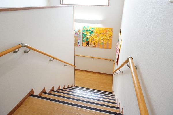 廊下の明るい装飾