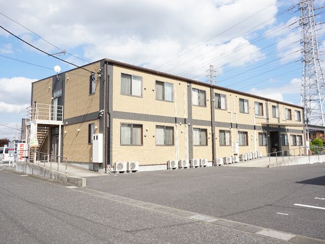 落ち着いた色の外観 外観 広々とした前庭を持つ落ち着いた色調の建物です。職場環境として、清潔感があり明るい印象を与えます。