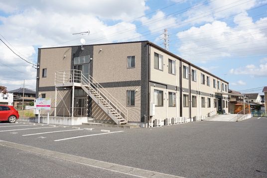明朗な外観の建物