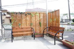 屋外の休憩スペース