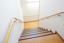 安全な手すり付き階段