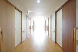 明るい通路の様子