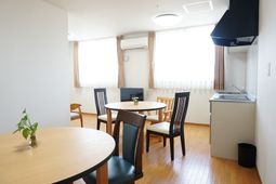 居室内のダイニングエリア