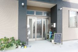 エントランスの明るい様子