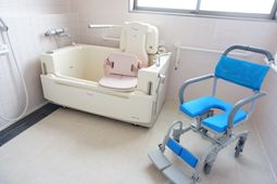バリアフリー設計の浴室