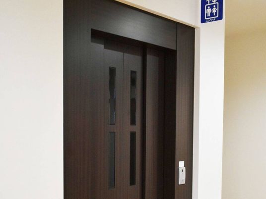 エレベーター前の廊下  