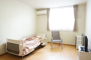明るい個室の居室