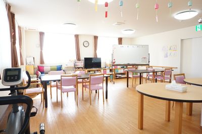 多彩な椅子の共用スペース