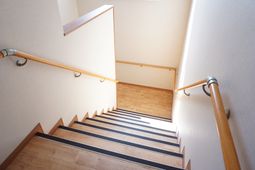 明るい色の階段空間