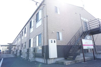 明るい建物の外観