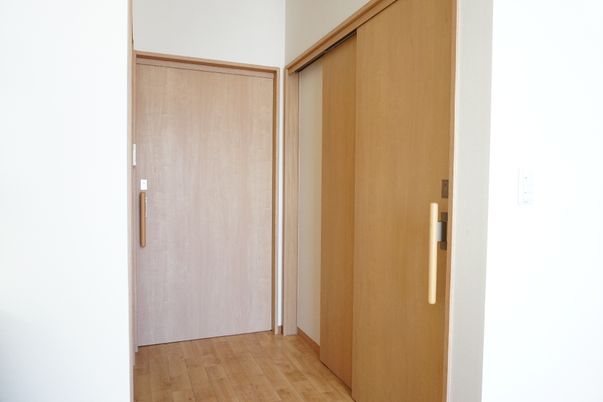 清潔な室内の扉