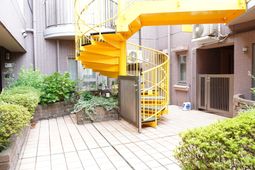 黄色い階段がある中庭