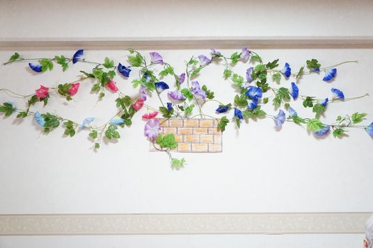 壁面の花柄装飾アート