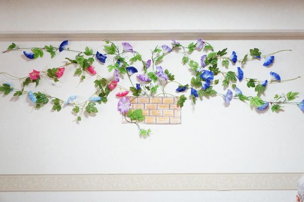 壁面の花柄装飾アート