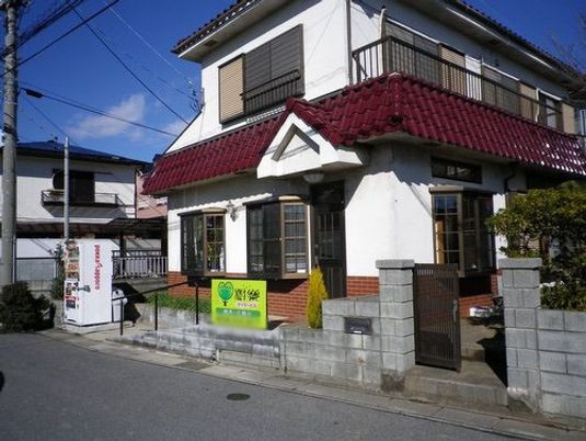 温かい外観の一角  