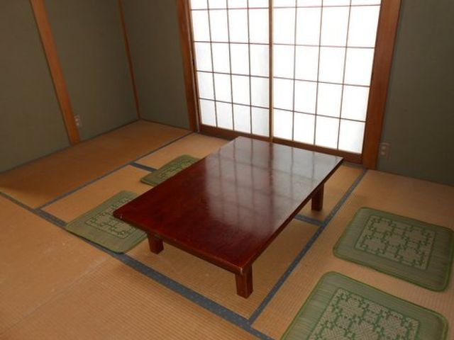畳の和室 和室 畳が広がる和の空間で、落ち着いた時間を過ごせます。自然光が差し込み、心地よい和室です。