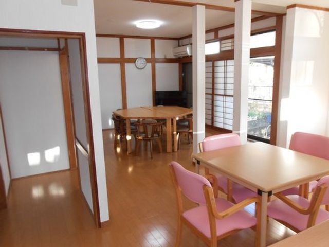 光が差し込むラウンジ ラウンジ 光がたっぷり入る明るい空間です。自然光の中で、リラックスしながら過ごすことができます。
