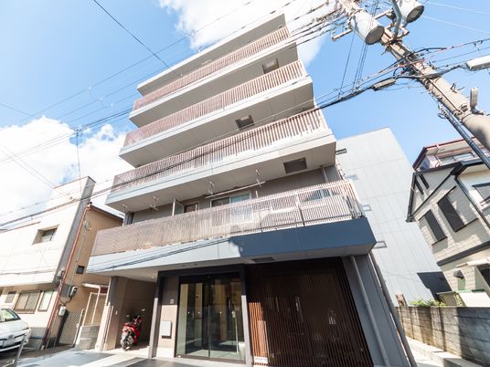 現代的な建物の外観