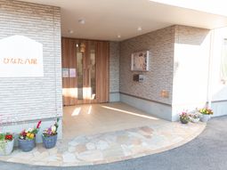 エントランスの明るい風景